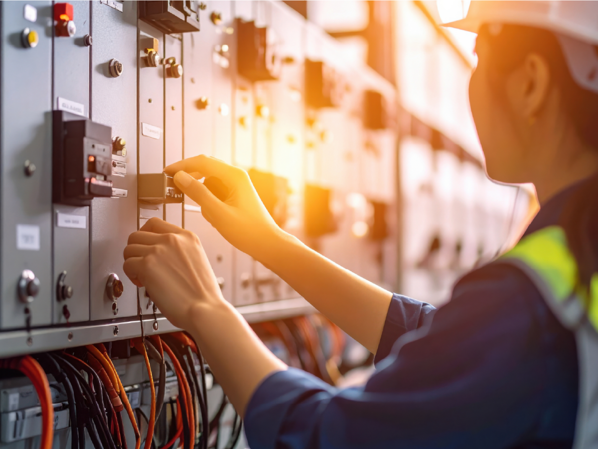 制御盤のトラブル対応の様子